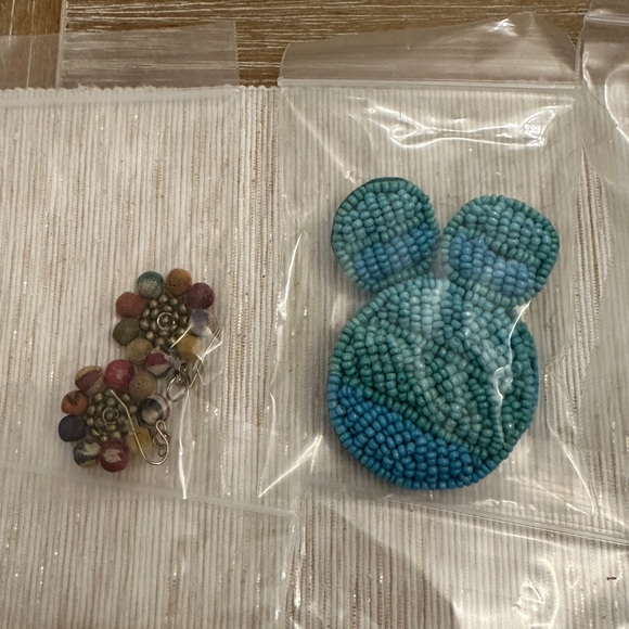 Box of 17 Pairs of Earrings - Picture 3 of 7